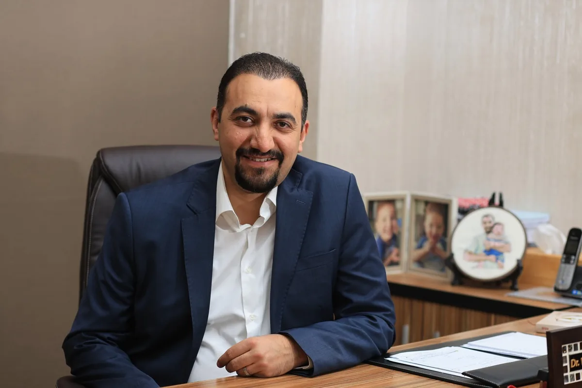 الدكتور وليد نصر في عيادته